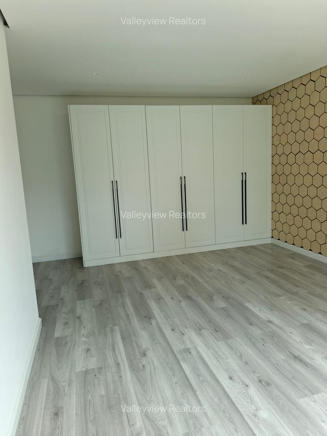 5 Bed Townhouse with En Suite at Lavington - 19