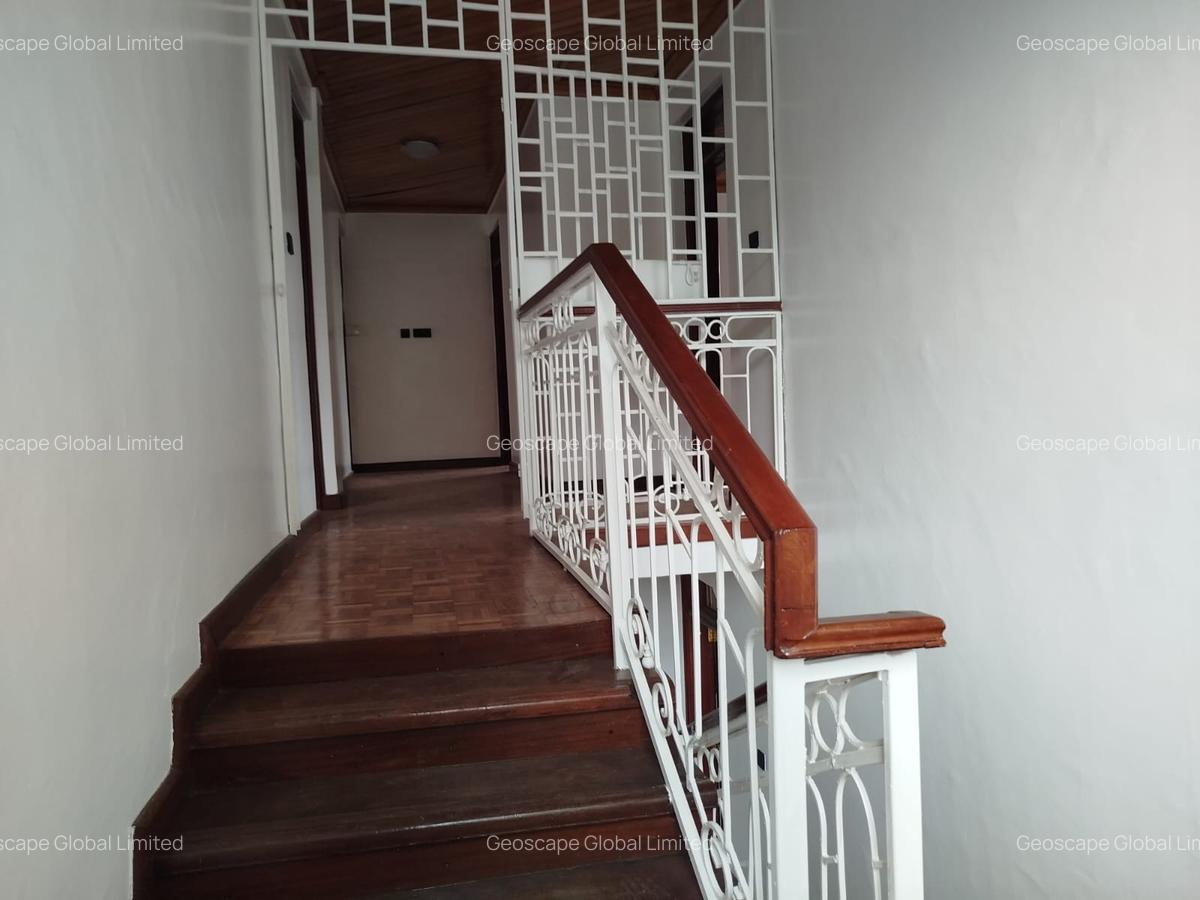 5 Bed House with En Suite in Lavington - 7
