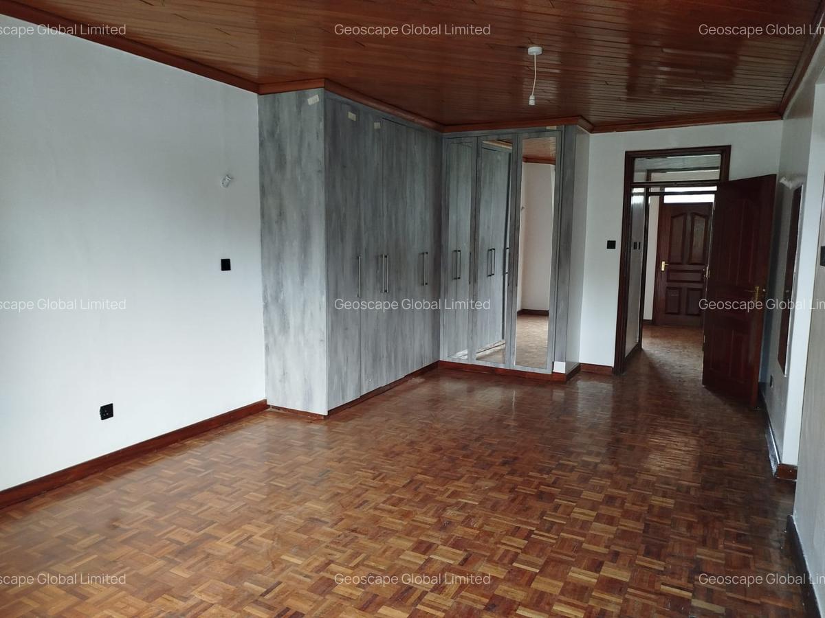 5 Bed House with En Suite in Lavington - 2