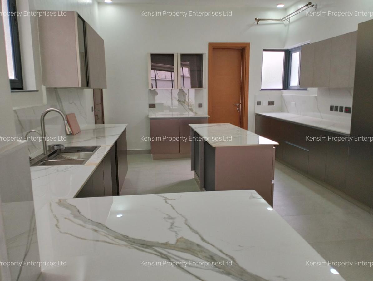 5 Bed Townhouse with En Suite in Lavington - 3