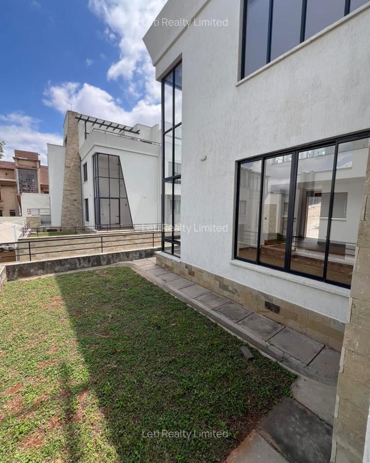 5 Bed Townhouse with En Suite in Lavington - 2