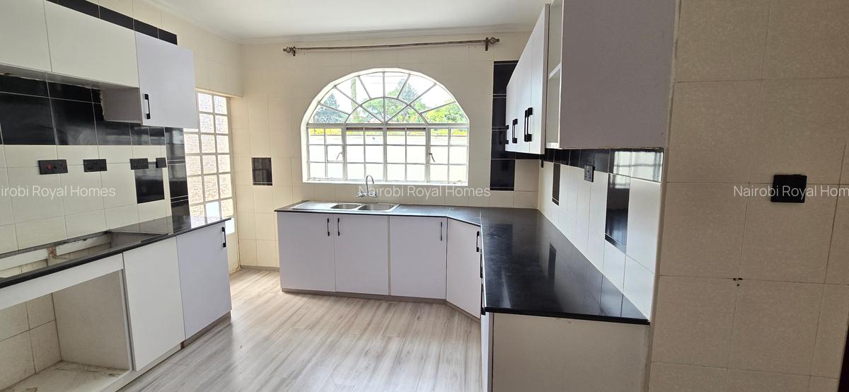 5 Bed Townhouse with En Suite at Lavington Road - 12