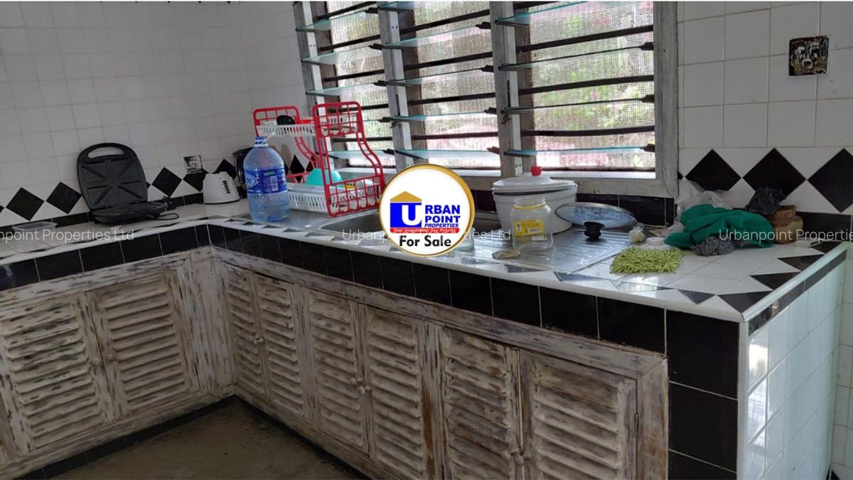 8 Bed House with En Suite in Watamu - 8