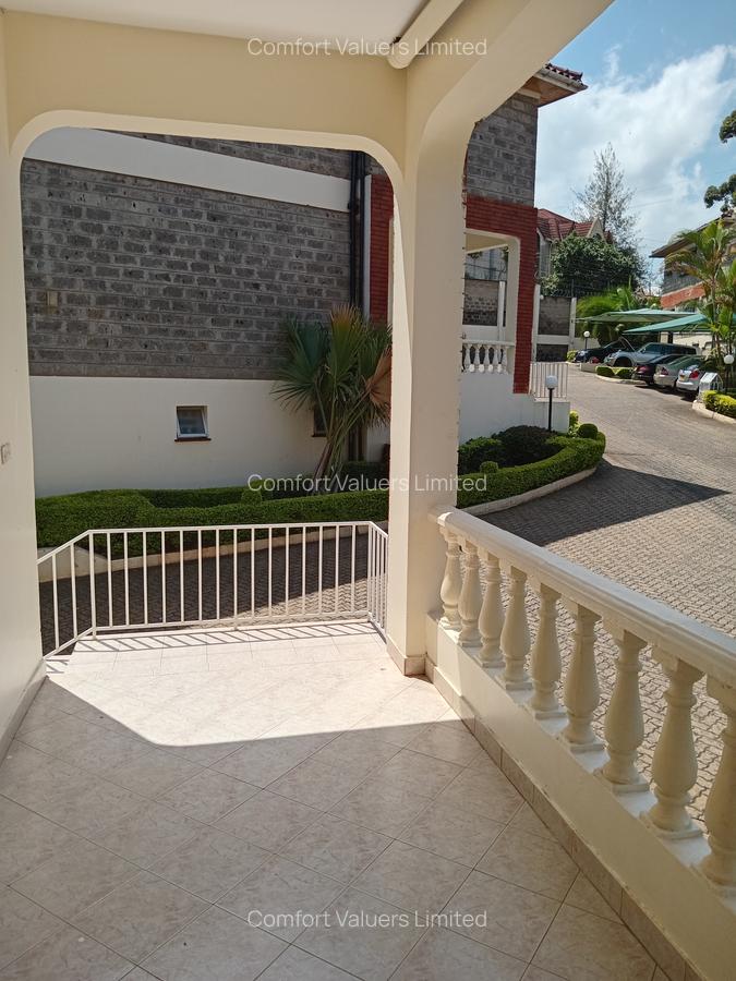 5 Bed Villa with En Suite at Lavington Green - 3