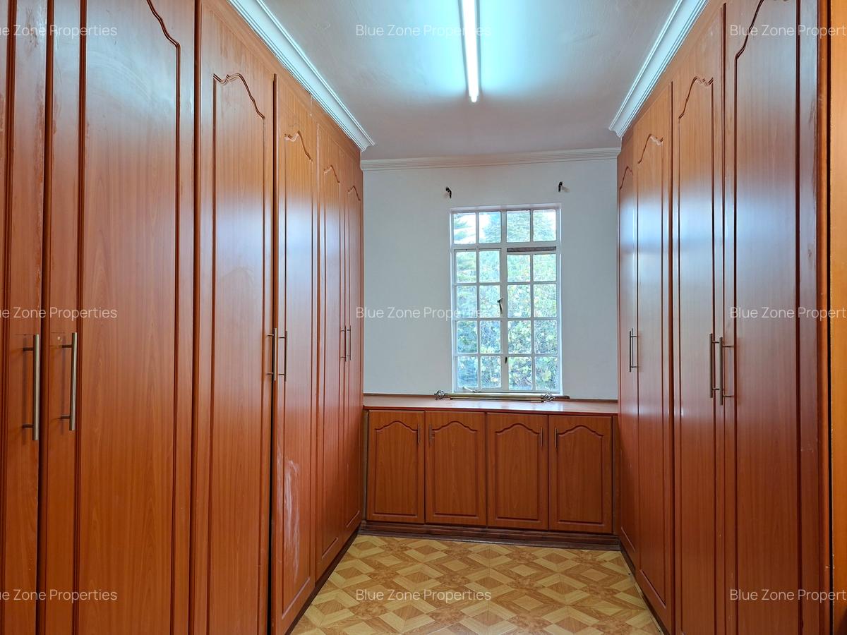 5 Bed House with En Suite at Close To Un - 16