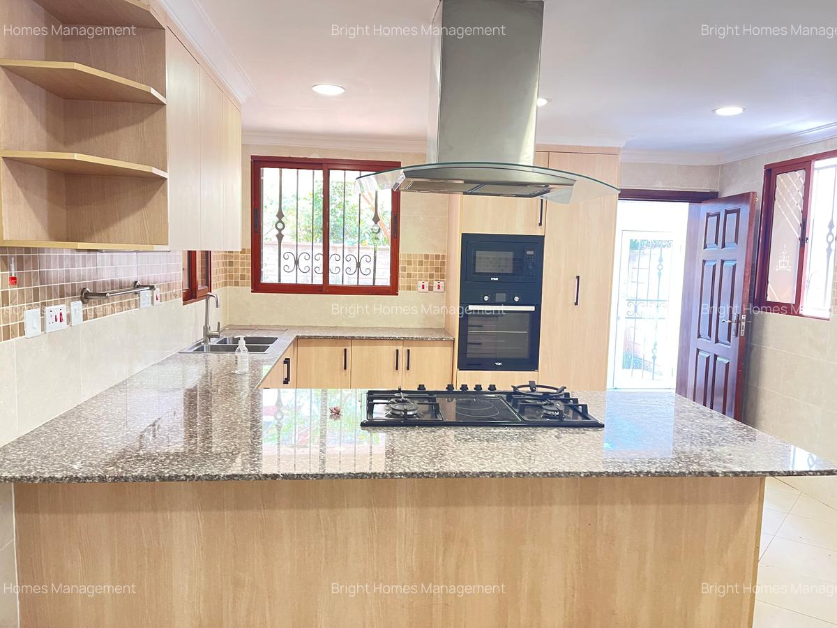 5 Bed Townhouse with Swimming Pool in Spring Valley - 6