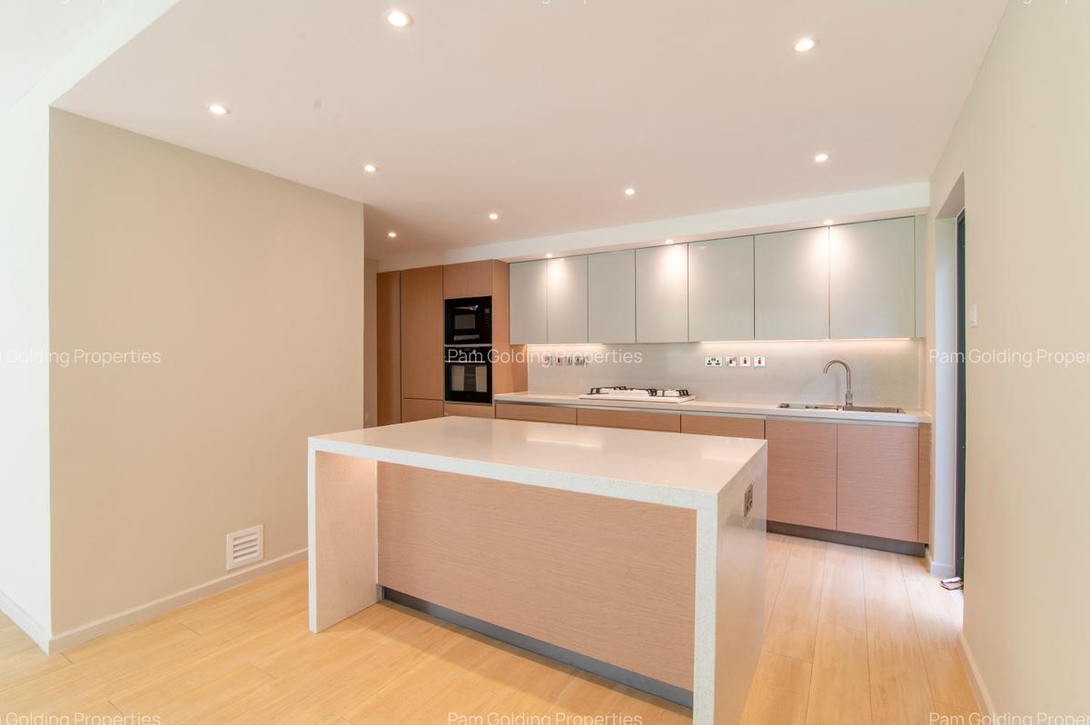 5 Bed Townhouse with En Suite at Westlands - 6