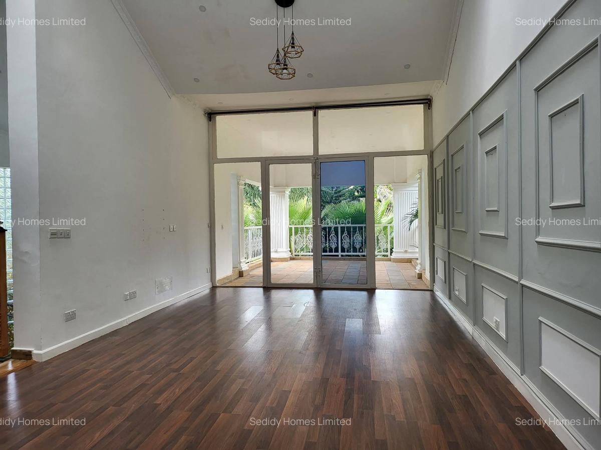 5 Bed Villa with Swimming Pool in Runda - 8
