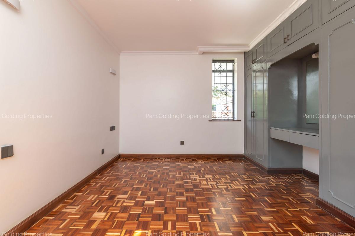 5 Bed House at Ridgeways - 12