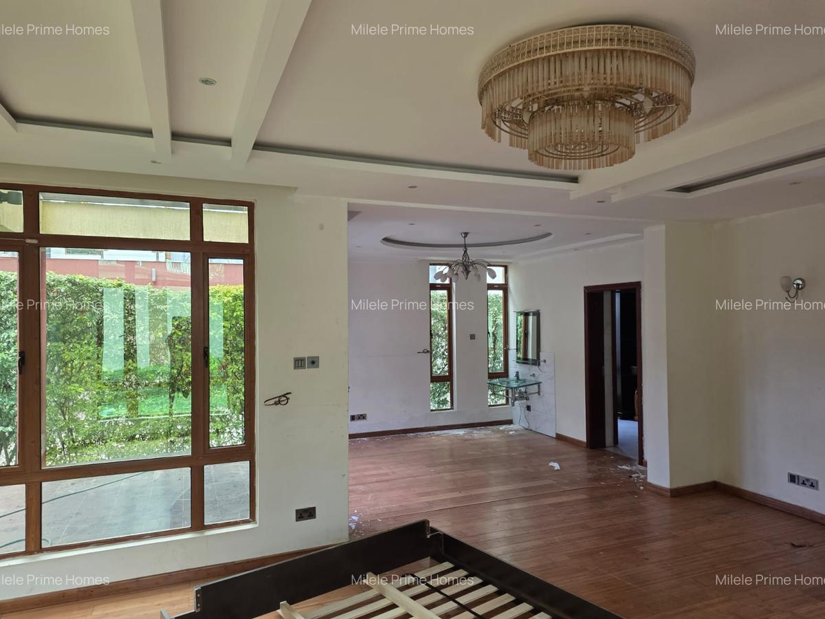 5 Bed Villa with En Suite in Lavington - 1