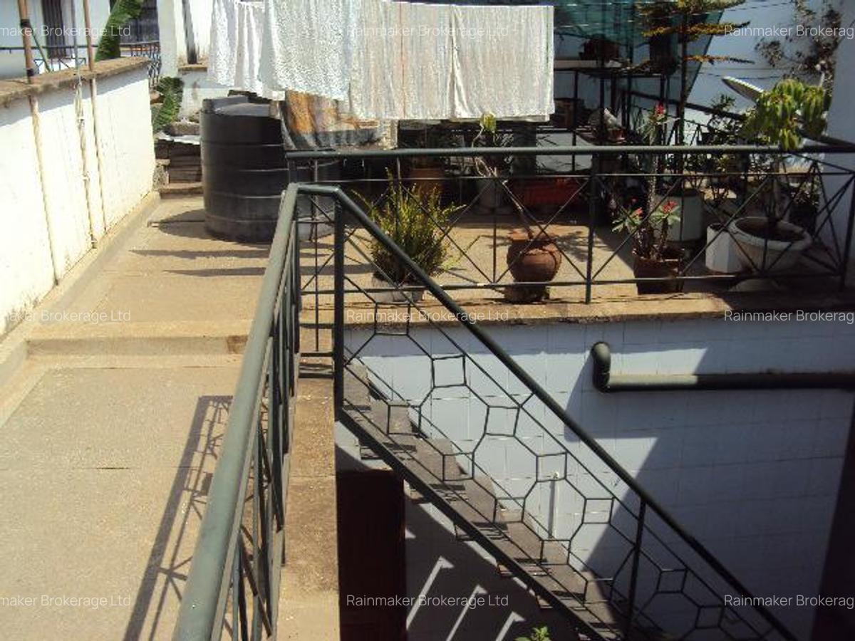 5 Bed House with En Suite at Brookside - 12