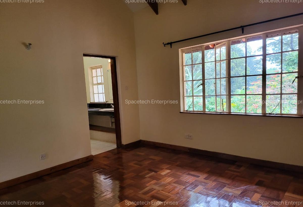 5 Bed House with En Suite in Rosslyn - 12