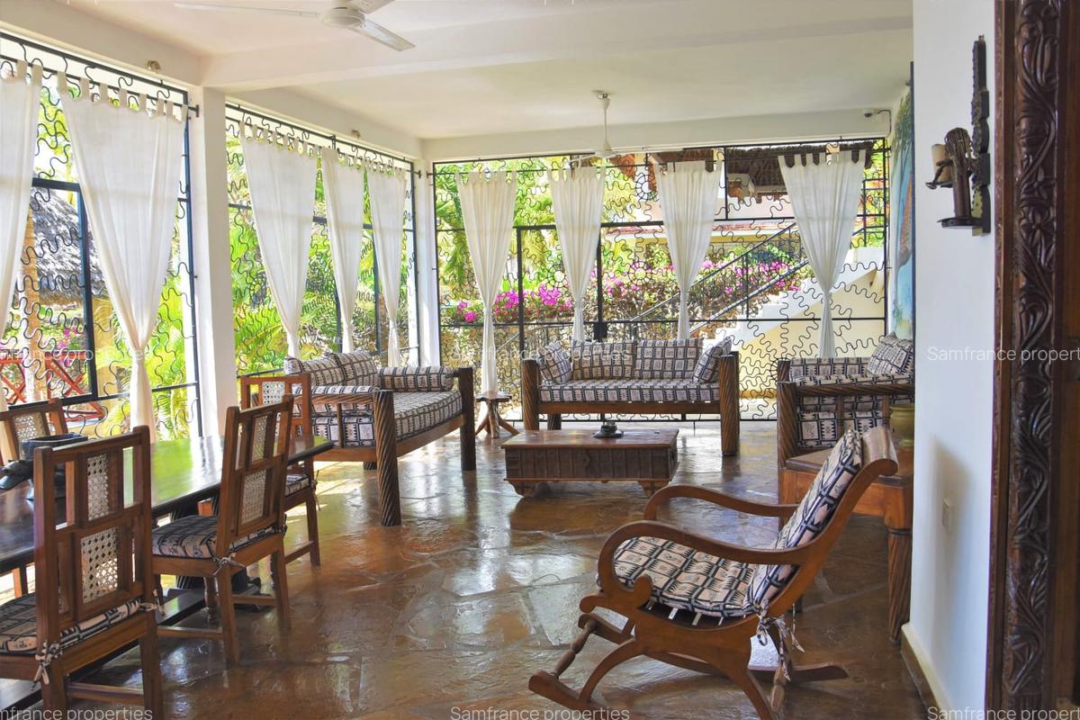 5 Bed Villa with En Suite at Jacaranda Road - 3
