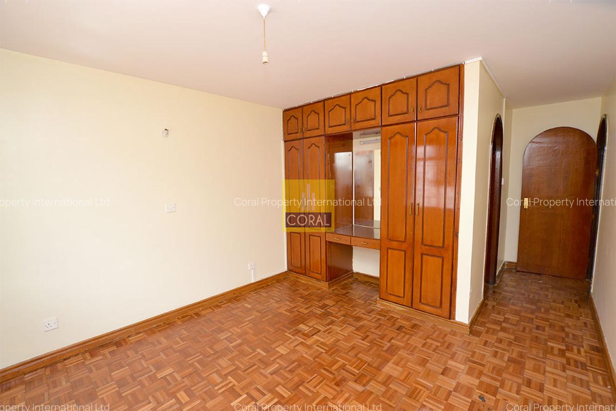 5 Bed Villa with En Suite in Riverside - 8