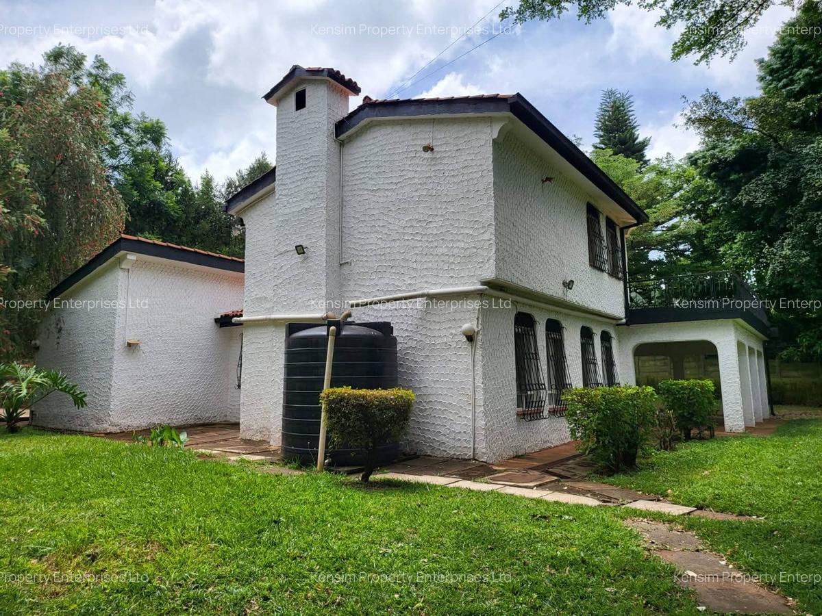 4 Bed House with En Suite in Hill View - 1