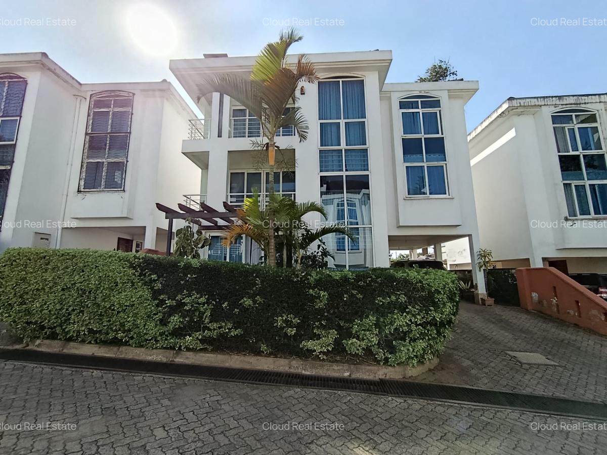 4 Bed House with En Suite in Lavington - 1