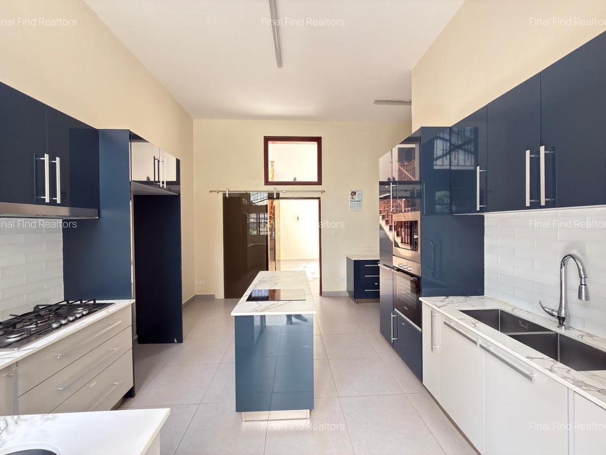 5 Bed Townhouse with En Suite in Brookside - 1