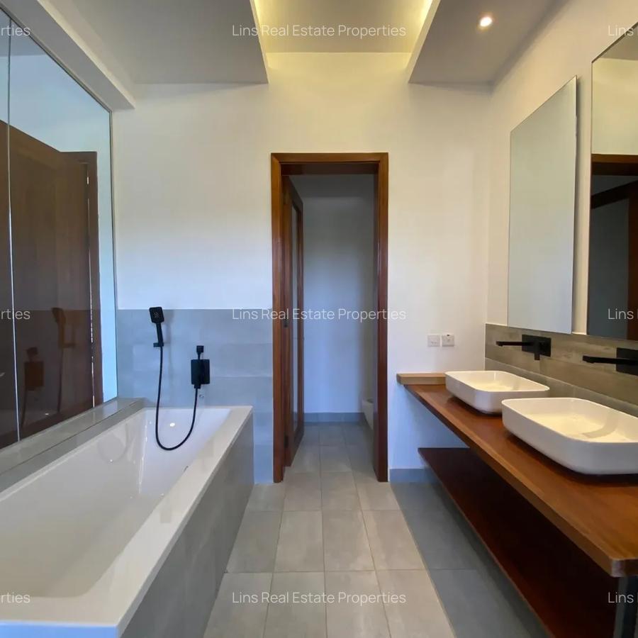 3 Bed House with En Suite in Rosslyn - 6