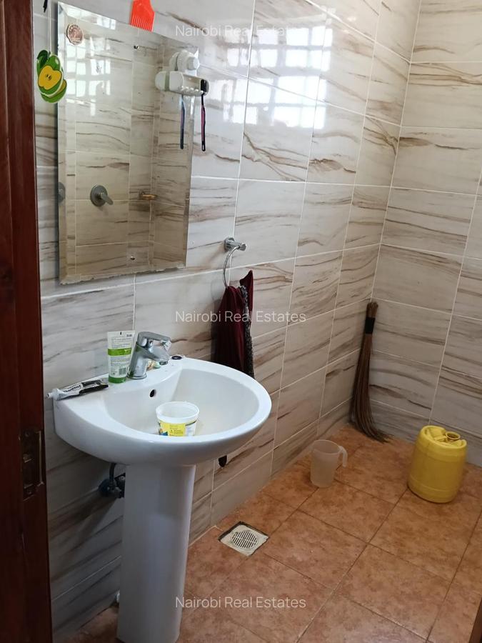 4 Bed House with En Suite in Donholm - 10