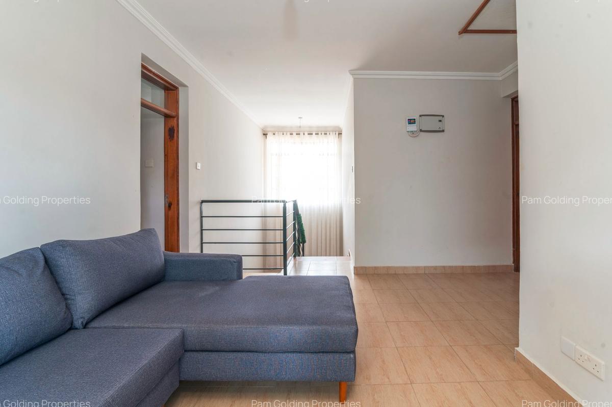 4 Bed Townhouse with En Suite at Queen Estate Road - 8