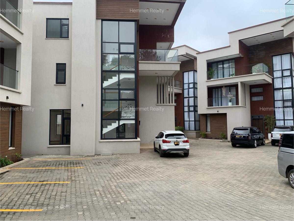 5 Bed Townhouse with En Suite in Lavington - 2