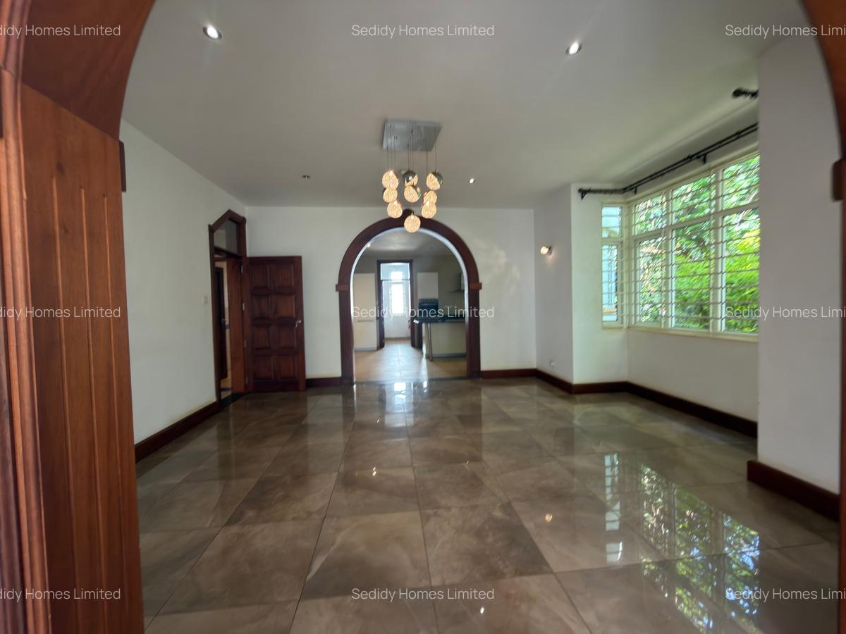 5 Bed Townhouse with En Suite in Rosslyn - 3