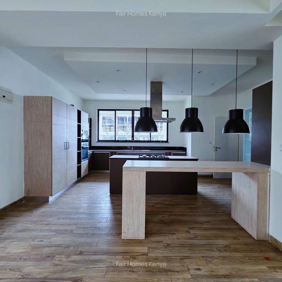 4 Bed Apartment with En Suite at Riverside Drive - 2