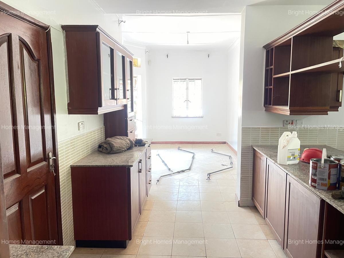 5 Bed Villa with En Suite in Rosslyn - 16