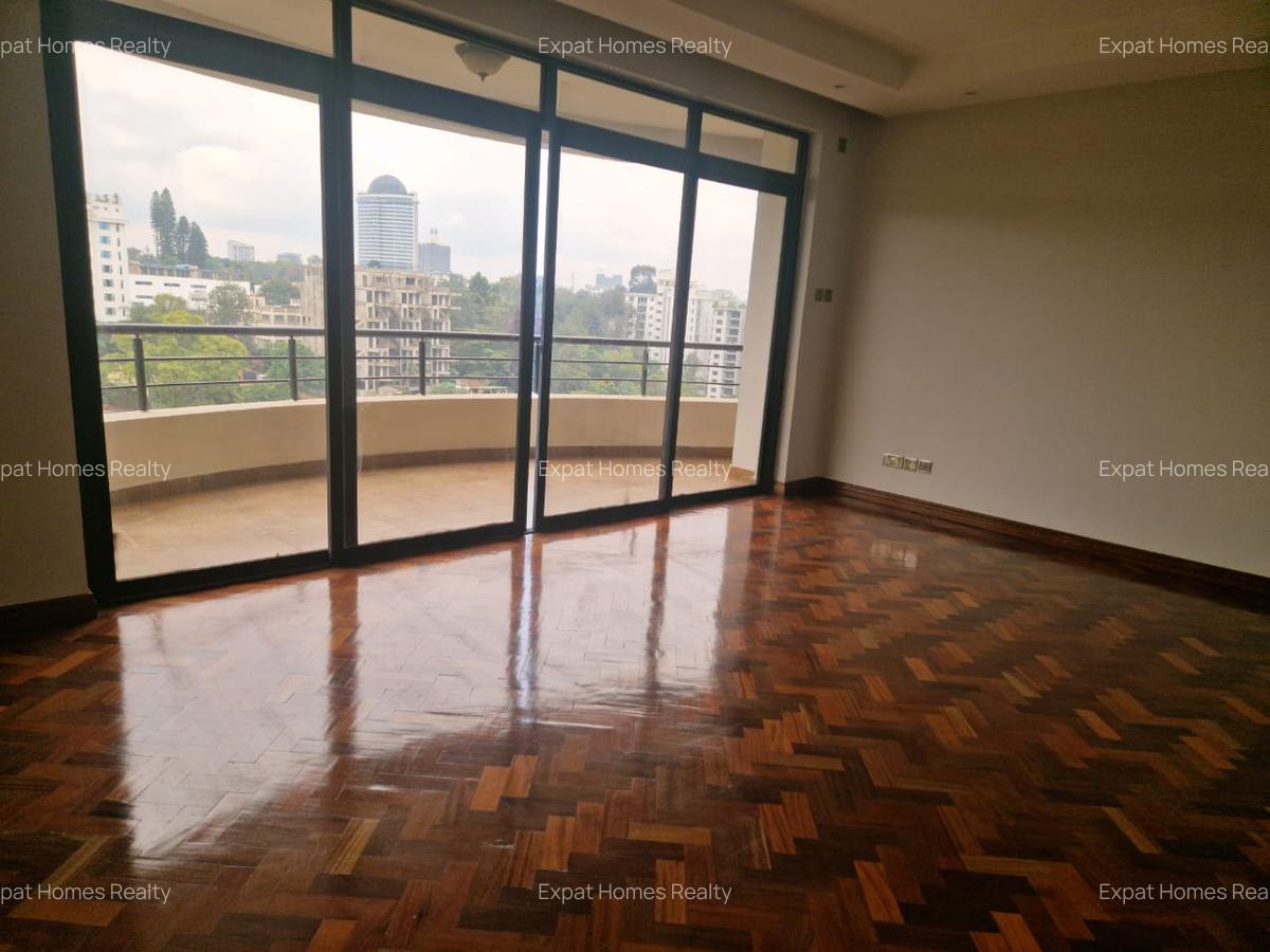4 Bed Apartment with En Suite in Riverside - 5