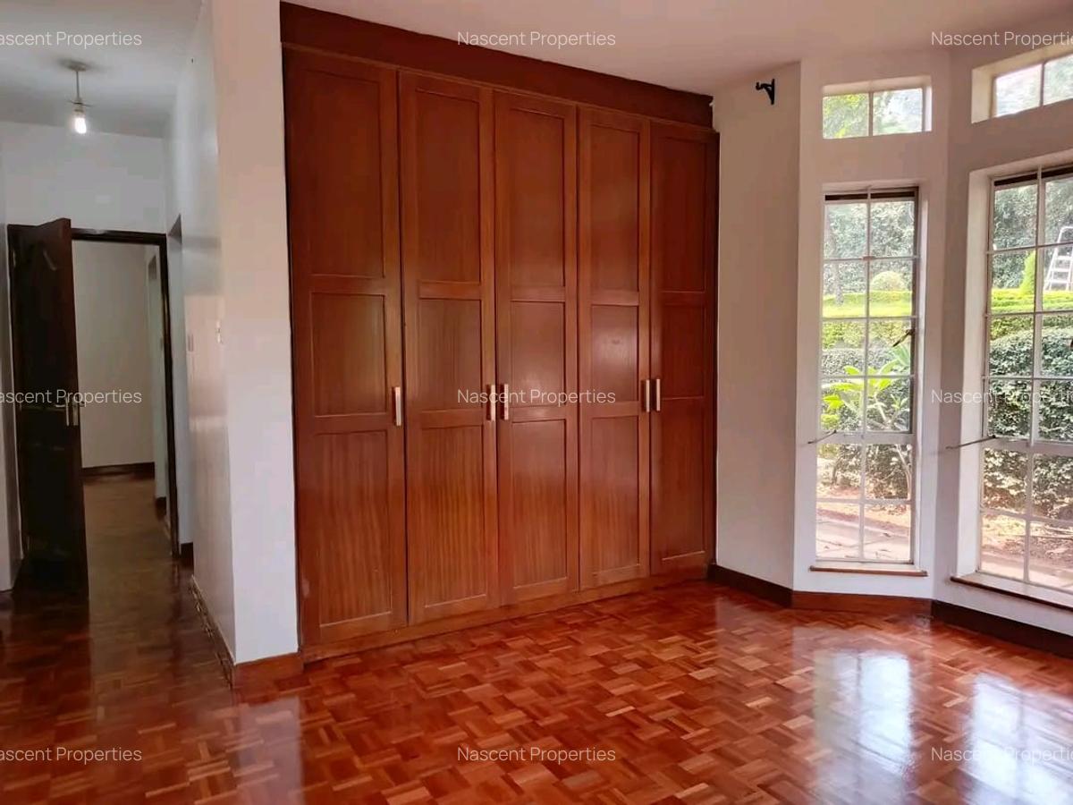 5 Bed House with En Suite in Rosslyn - 12