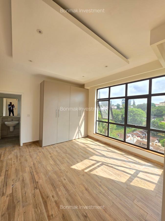 4 Bed Apartment with En Suite at Riverside Drive - 5