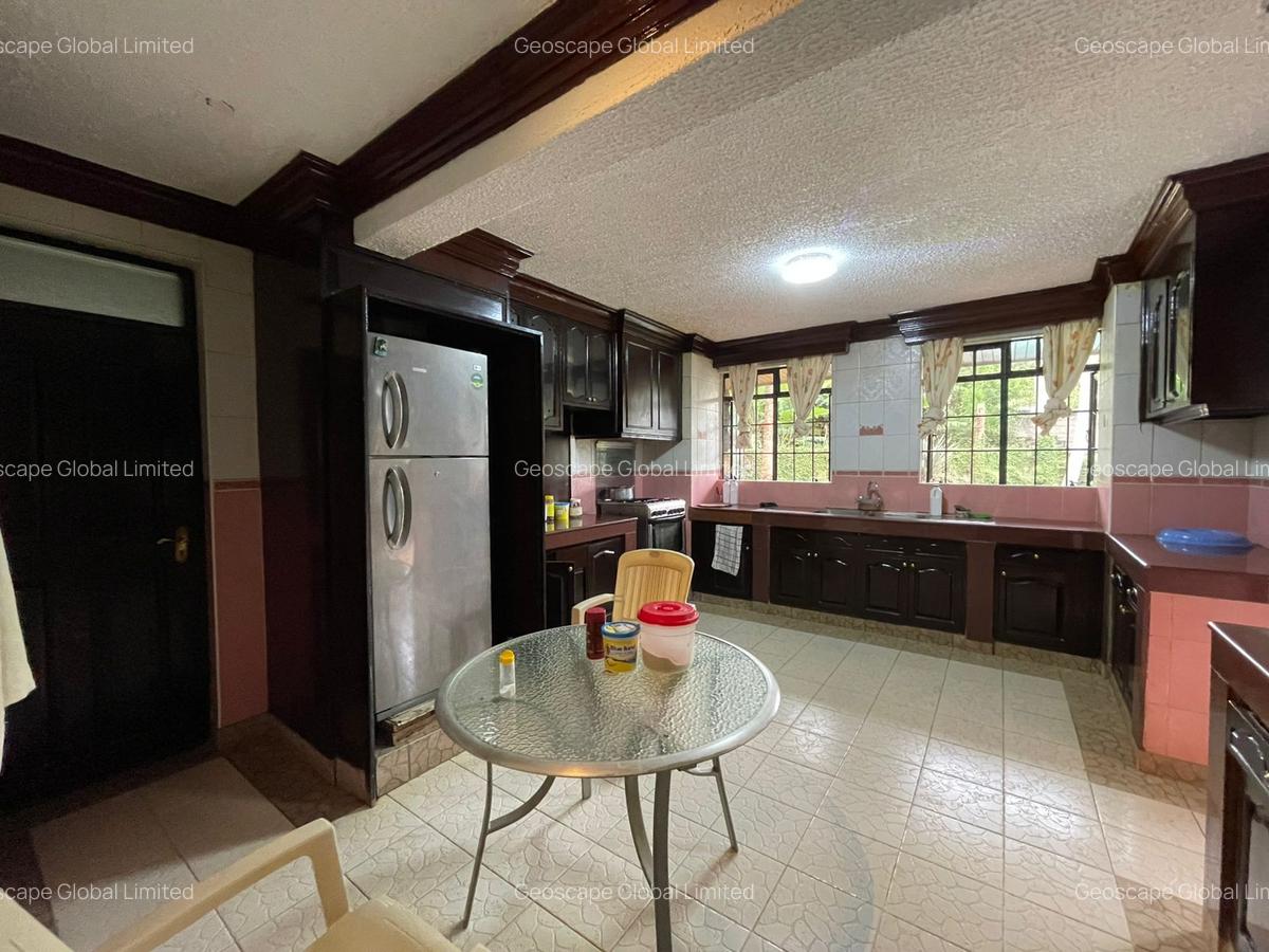 5 Bed House with En Suite in Runda - 14