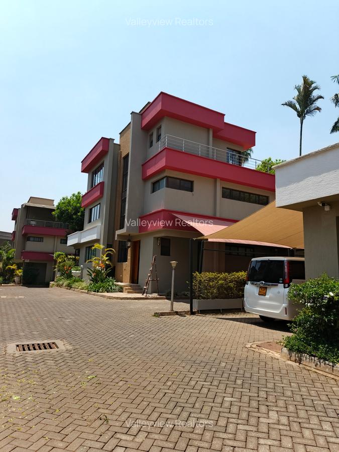 5 Bed Townhouse with En Suite at Lavington - 1