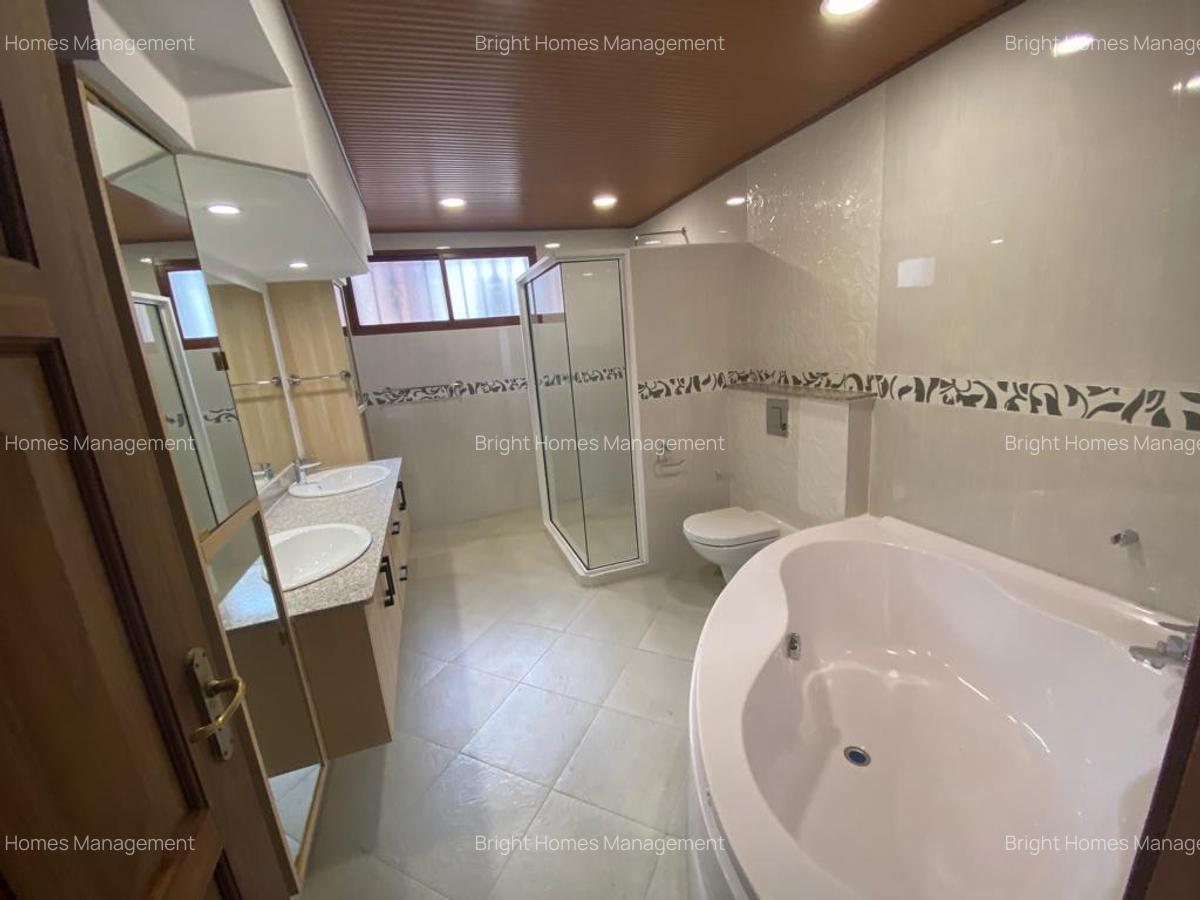 5 Bed Townhouse with Swimming Pool in Spring Valley - 15