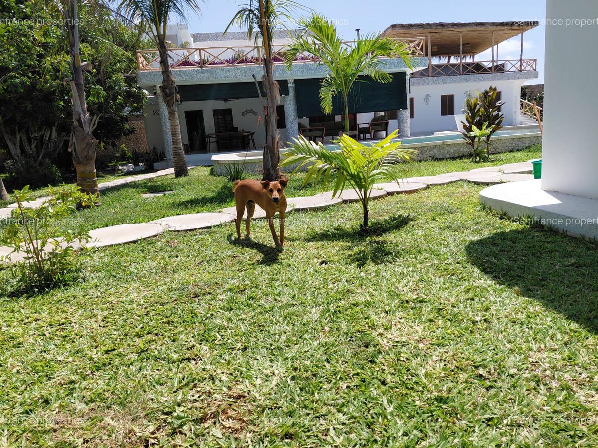 4 Bed Villa with En Suite at Paparemo - 3