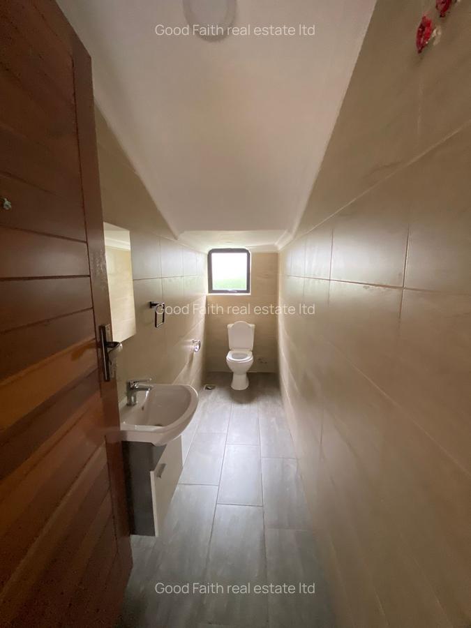 5 Bed House with En Suite in Ridgeways - 11