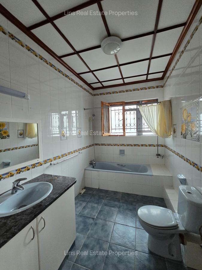 6 Bed House with En Suite in Runda - 11