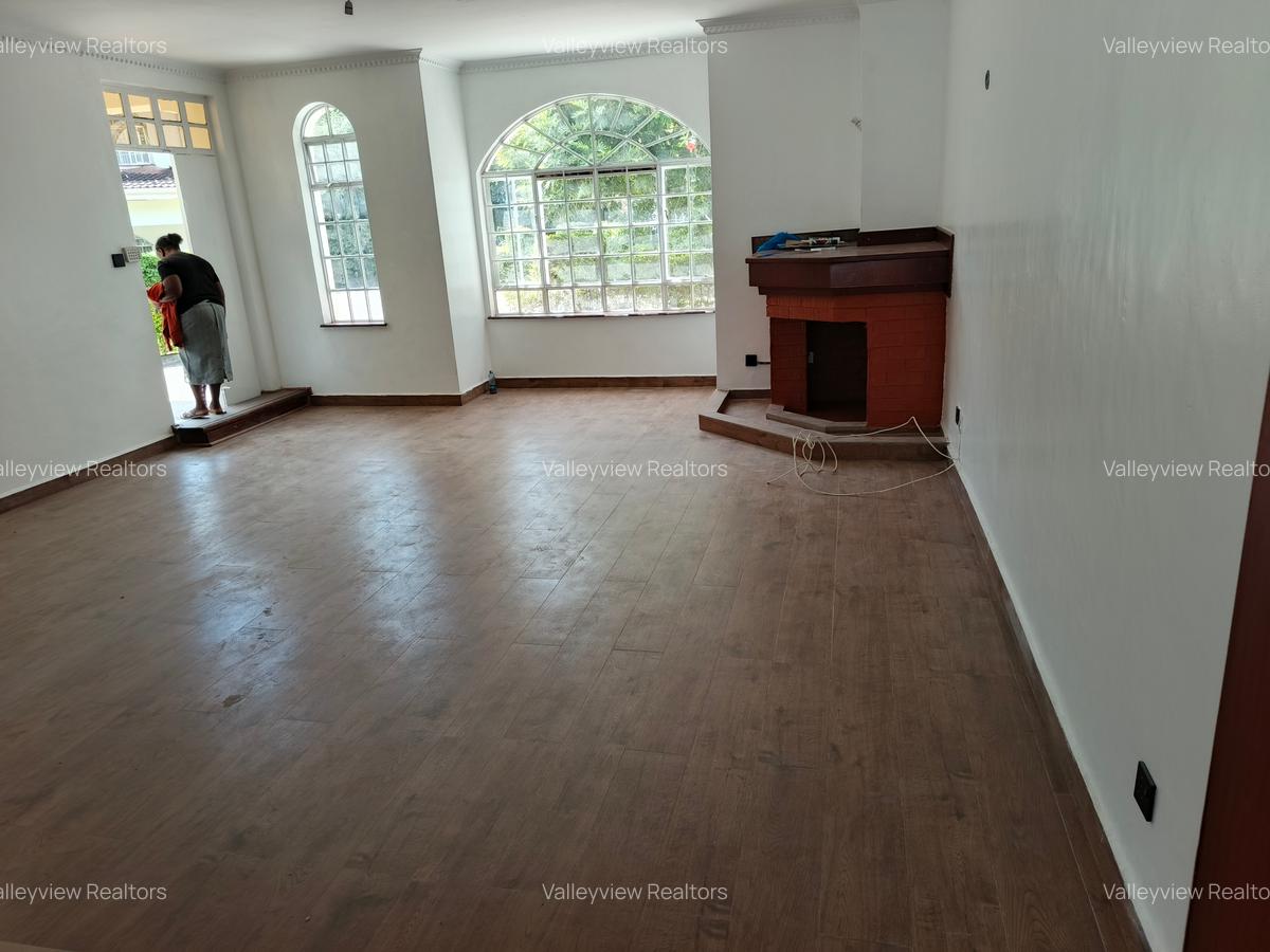4 Bed Townhouse with En Suite at Lavington - 3
