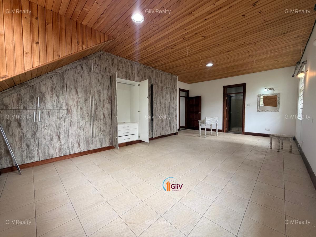 4 Bed House with Swimming Pool in Rosslyn - 11