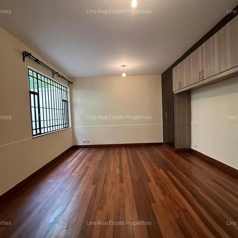 5 Bed Townhouse with En Suite in Lavington - 18