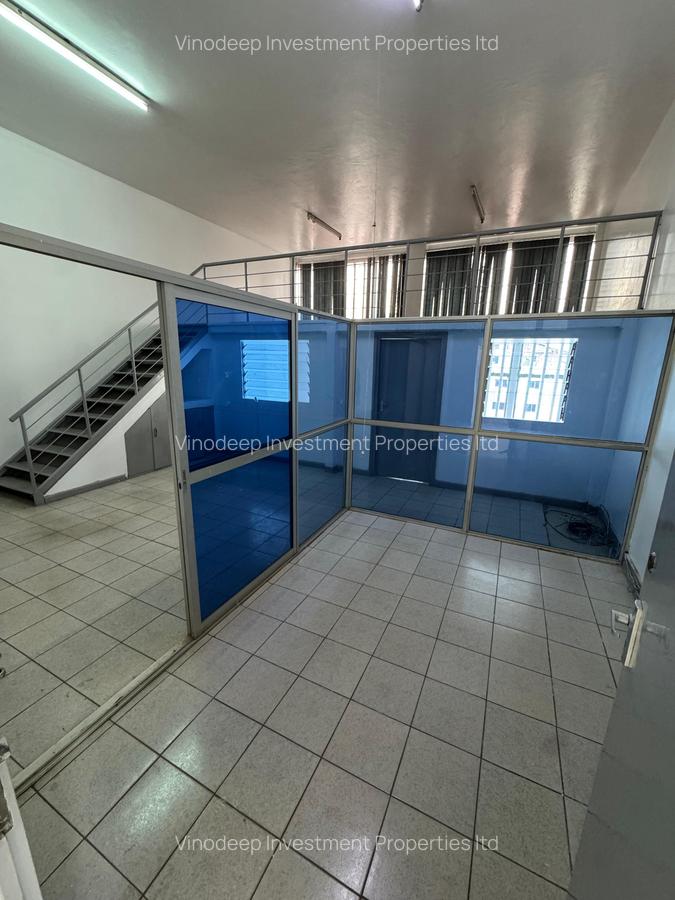 880 ft² Commercial Property with Service Charge Included at Baricho Road - 6
