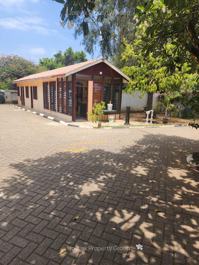 Serviced 10 Bed Apartment with En Suite at Greenwood Drive - 7