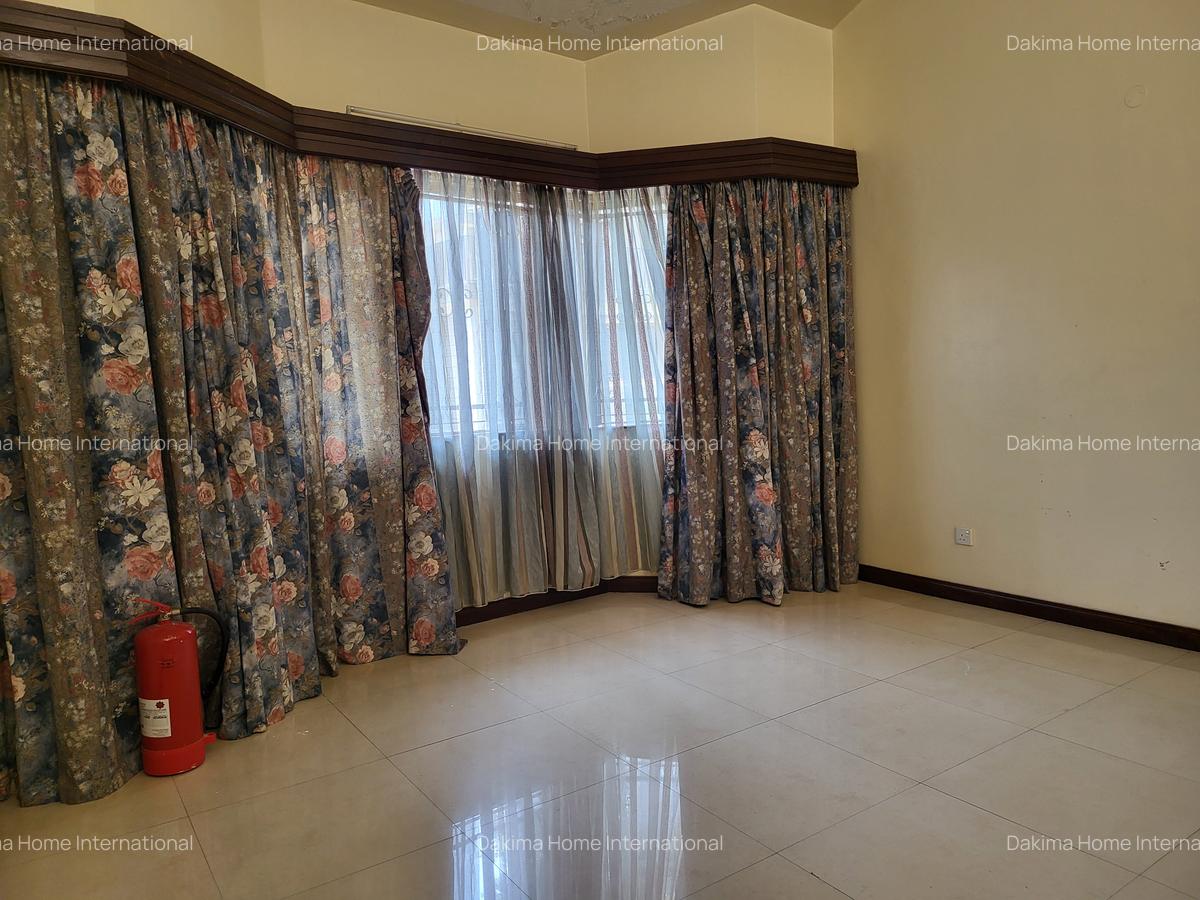 4 Bed Townhouse with En Suite in Brookside - 10