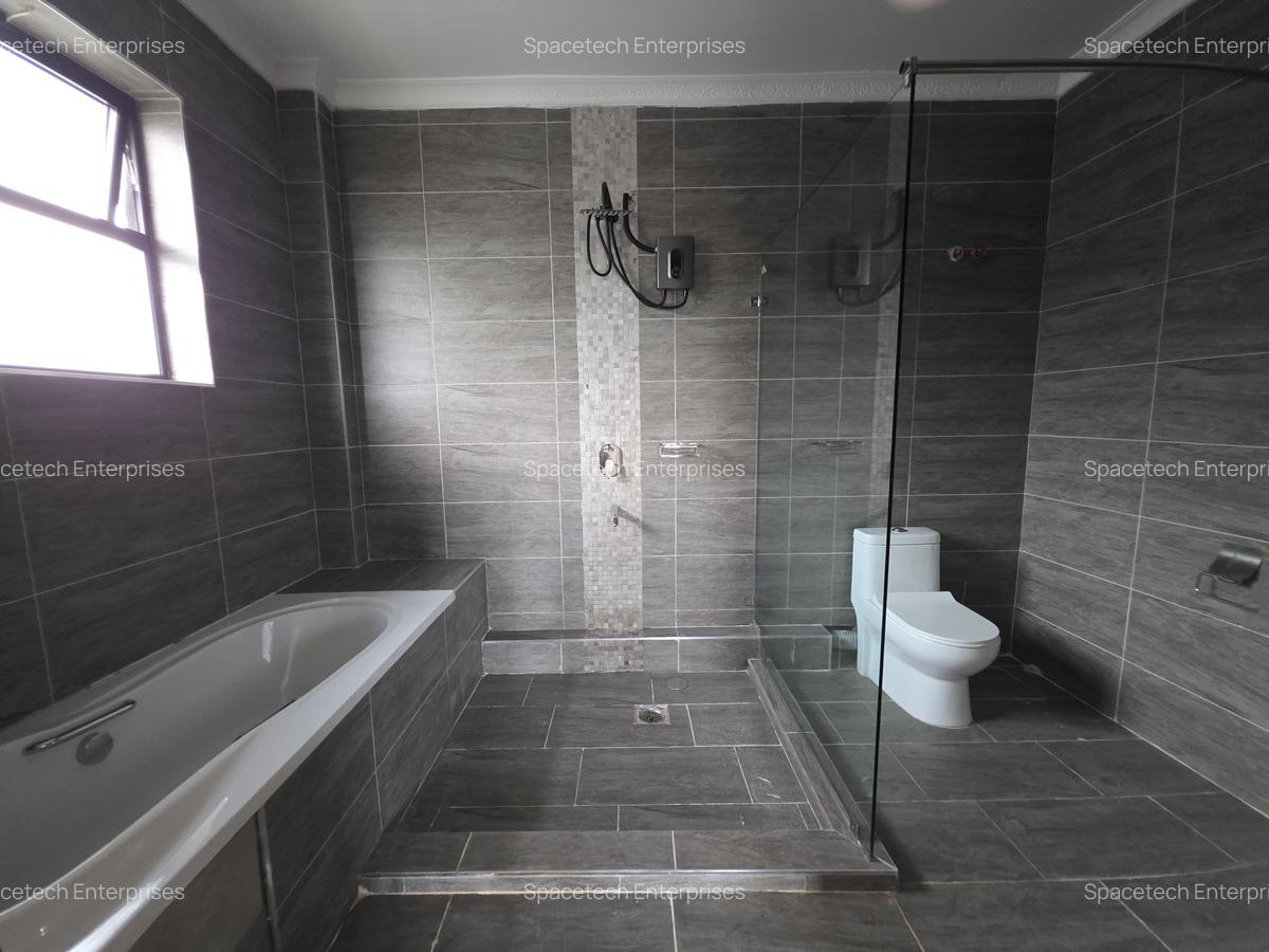 5 Bed Townhouse with En Suite in Ridgeways - 18