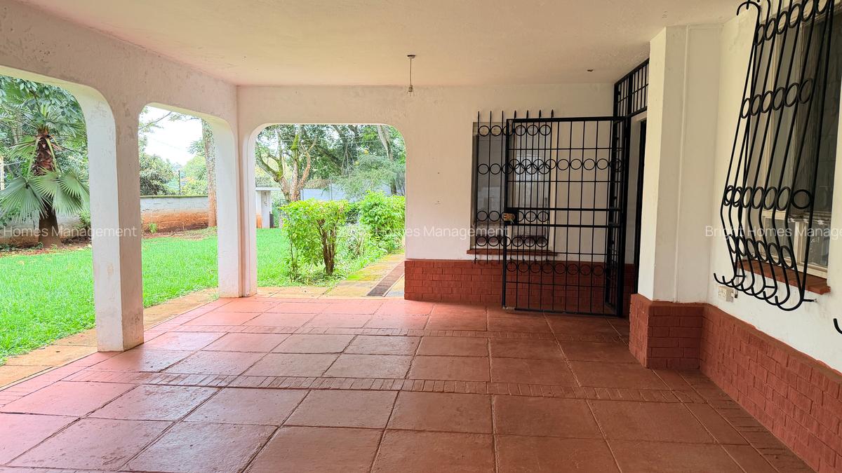 4 Bed Villa with En Suite in Hill View - 3