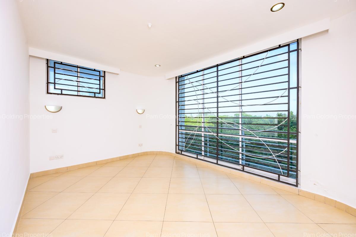 4 Bed Apartment with En Suite at Greenwood Drive - 14