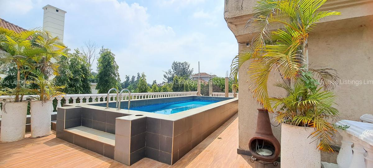 6 Bed House with En Suite in Ridgeways - 1