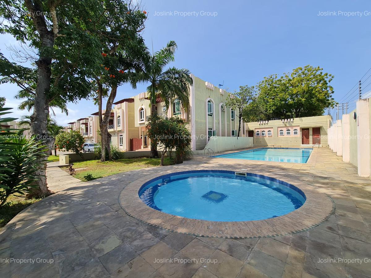 5 Bed Townhouse with Swimming Pool in Nyali Area - 1