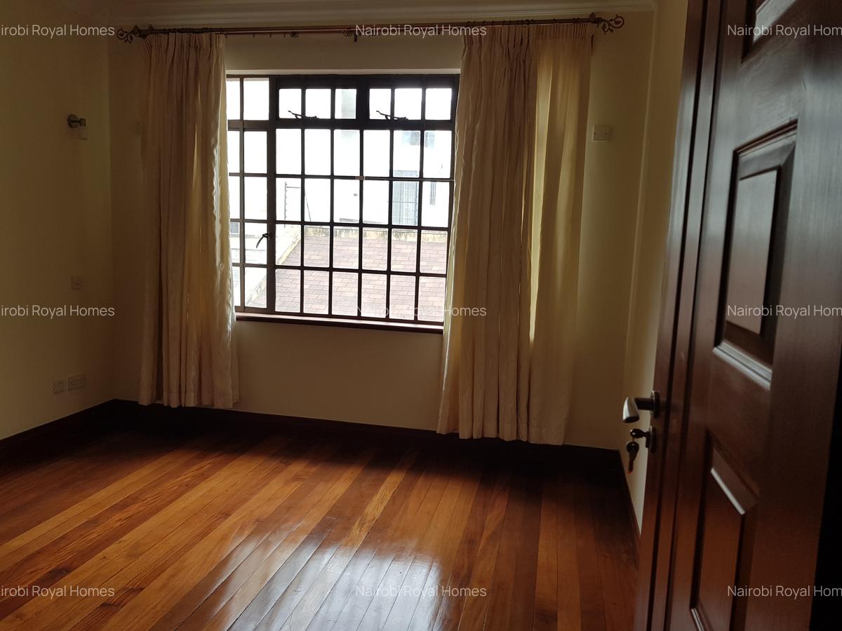 5 Bed Townhouse with En Suite at Lavington Road - 8
