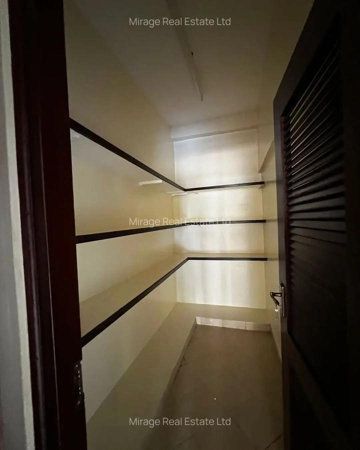 4 Bed Apartment with En Suite in Brookside - 9